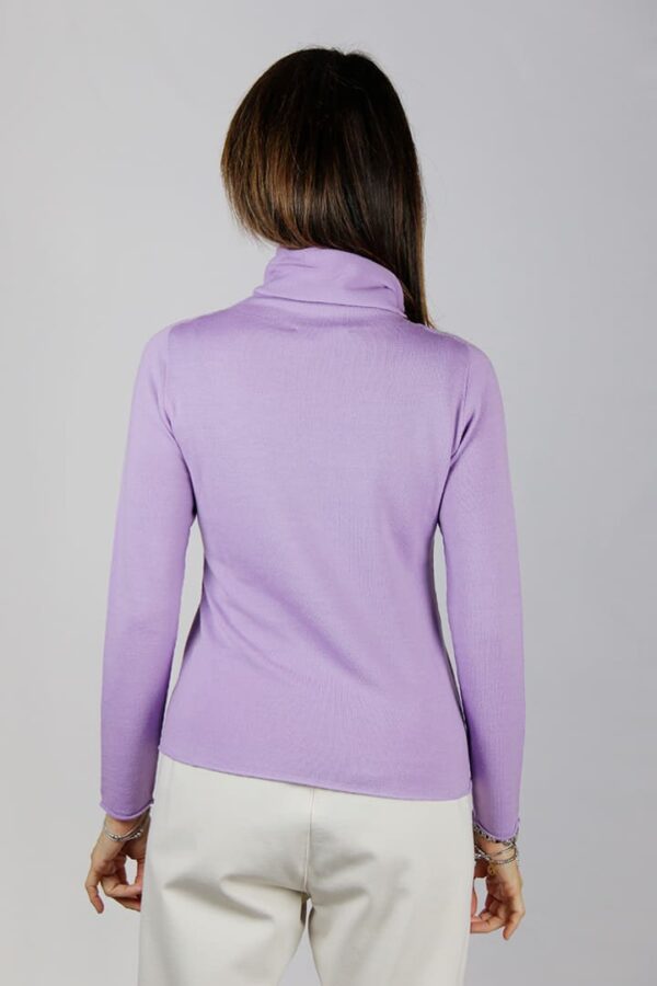 Maglia collo alto semi aderente in fibra naturale di pura lana merinos colore glicine - immagine 4