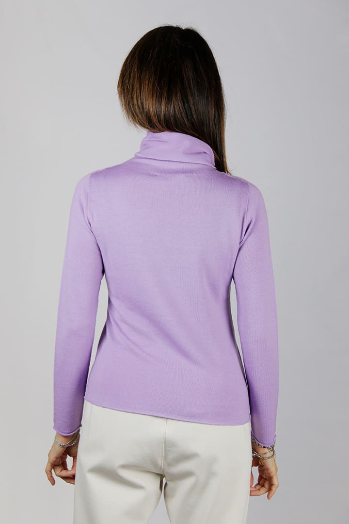Maglia collo alto semi aderente in fibra naturale di pura lana merinos colore glicine - immagine 4