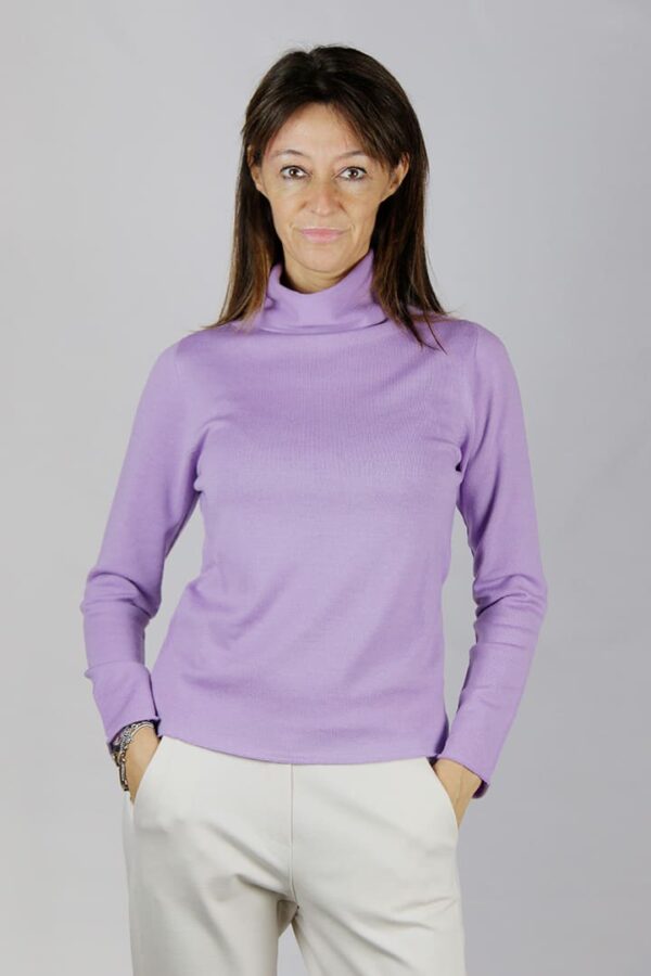 Maglia collo alto semi aderente in fibra naturale di pura lana merinos colore glicine - immagine 3