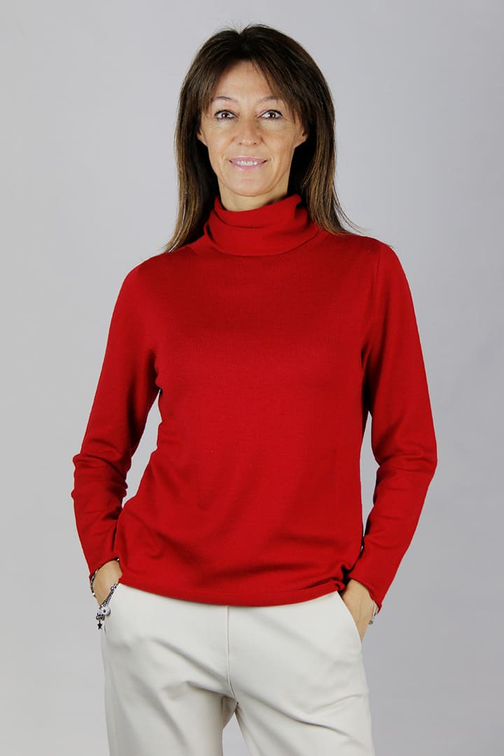 Maglia collo alto semi aderente in fibra naturale di pura lana merinos colore rosso
