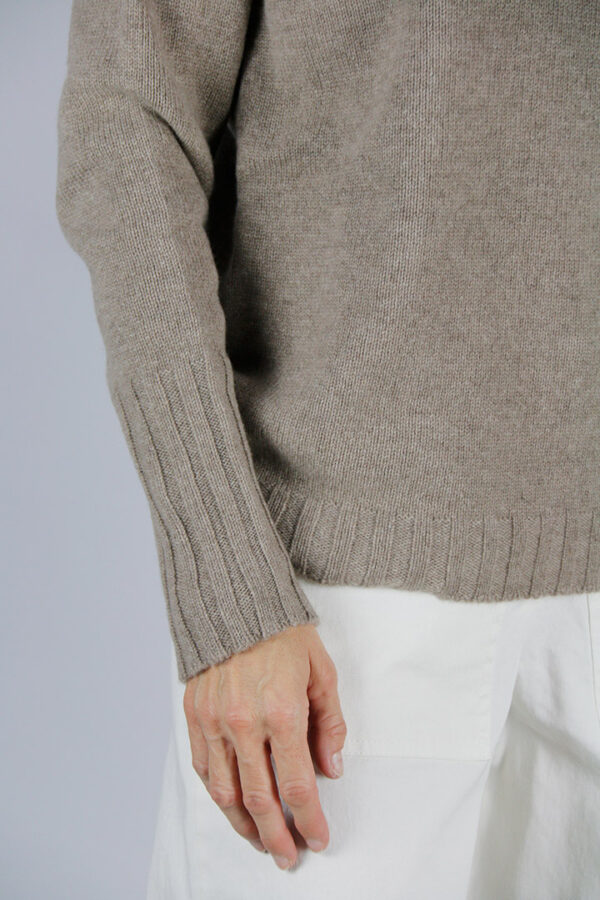 Maglia in puro cashmere colore nocciola - immagine 4