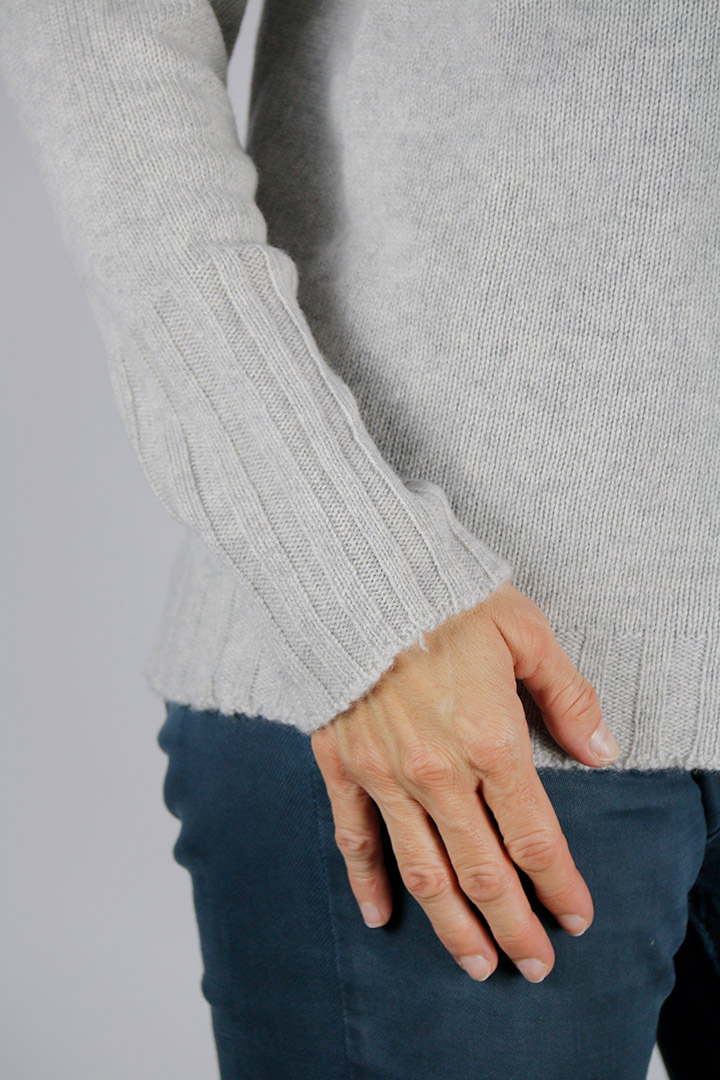 Maglia in puro cashmere grigio perla - immagine 5