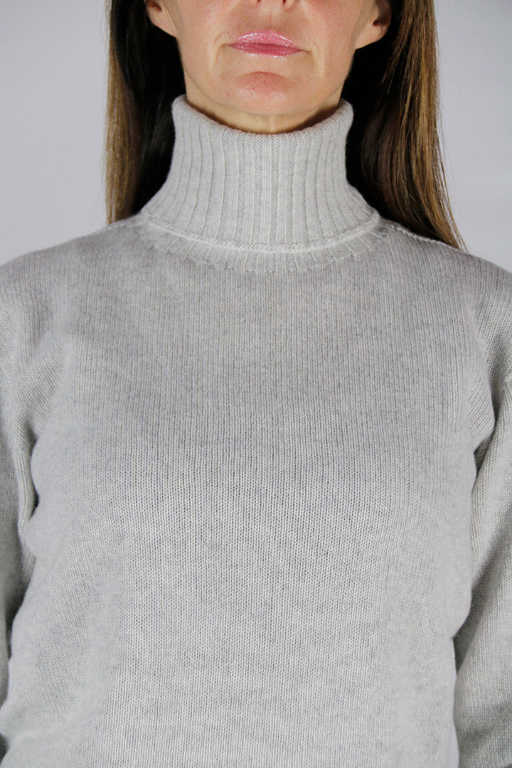 Maglia in puro cashmere grigio perla - immagine 3
