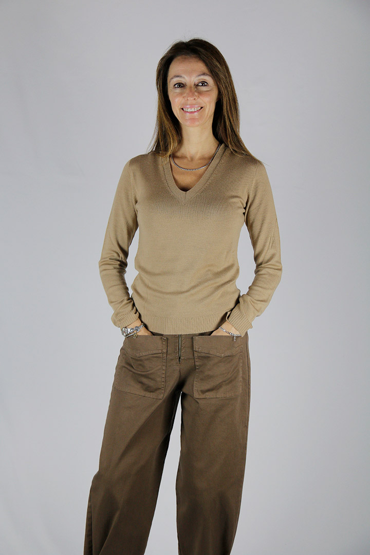 Pullover a V in fibra naturale 100% lana merinos colore cammello