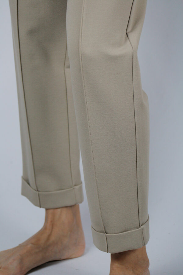 Pantalone colore avorio in tessuto elasticizzato con elastico in vita - immagine 7