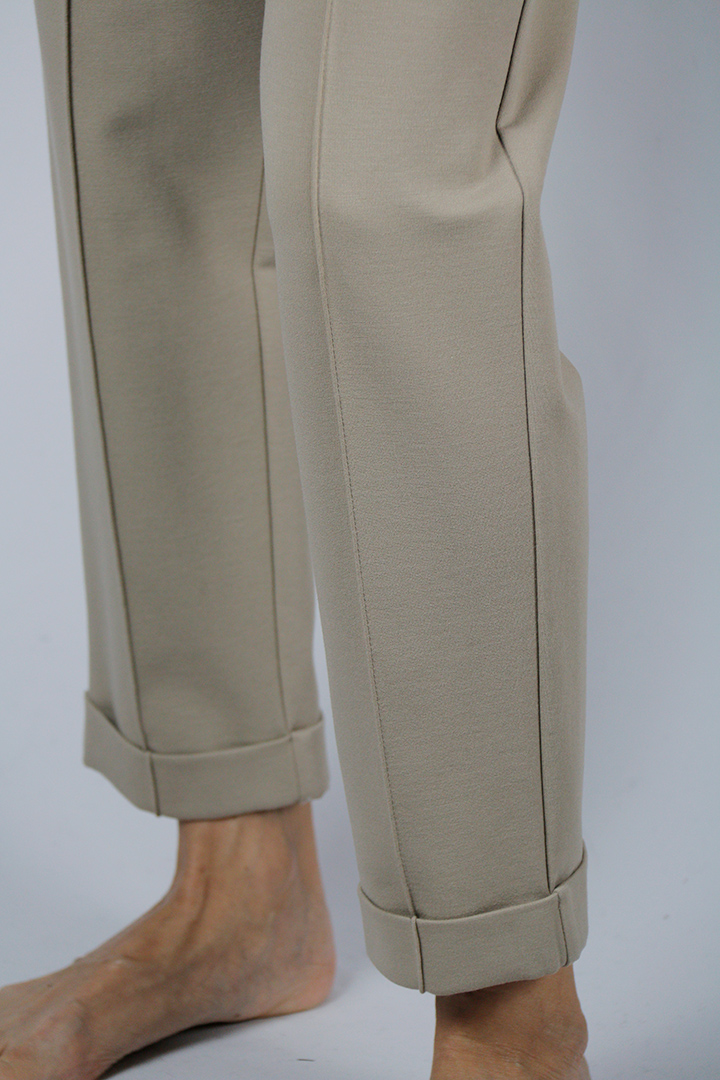 Pantalone colore avorio in tessuto elasticizzato con elastico in vita - immagine 7