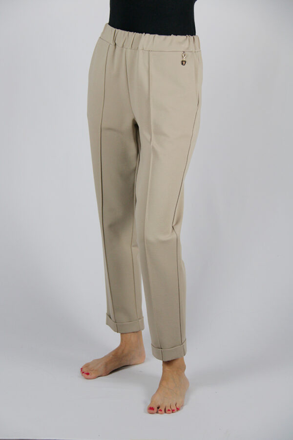 Pantalone colore avorio in tessuto elasticizzato con elastico in vita
