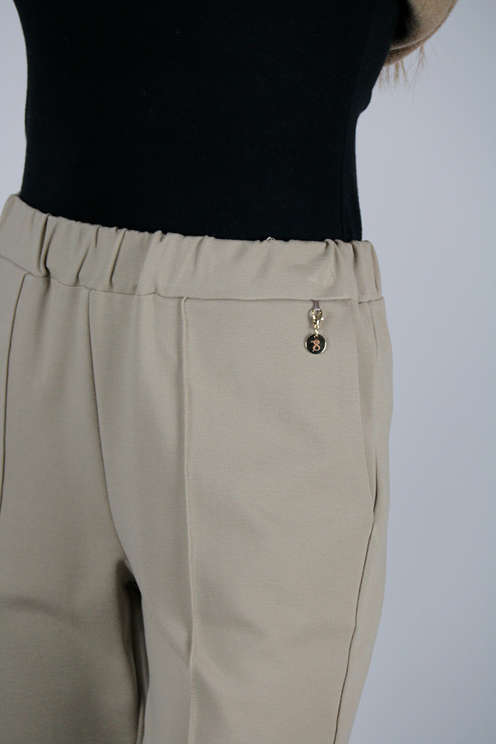 Pantalone colore avorio in tessuto elasticizzato con elastico in vita - immagine 6