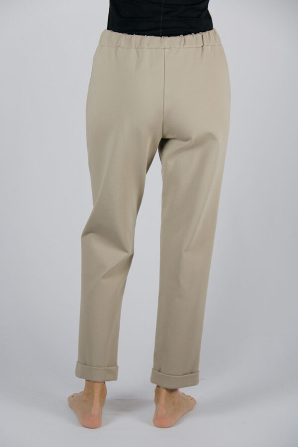 Pantalone colore avorio in tessuto elasticizzato con elastico in vita - immagine 4