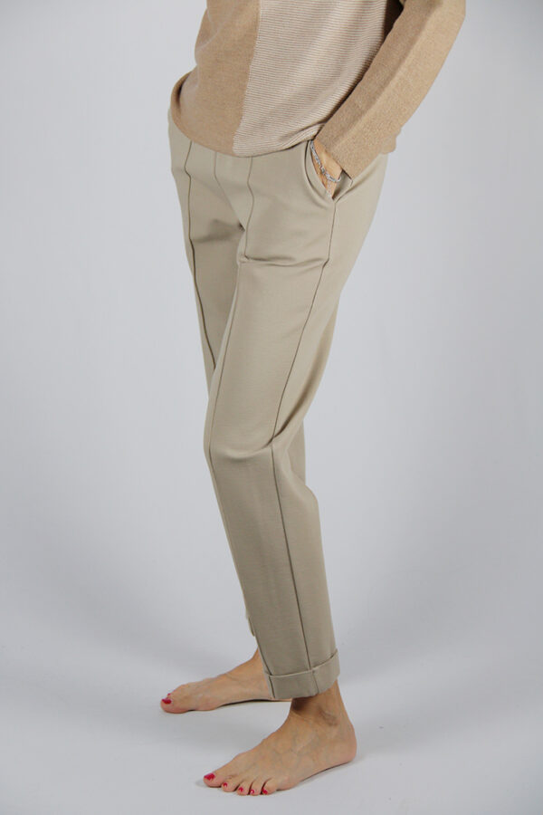 Pantalone colore avorio in tessuto elasticizzato con elastico in vita - immagine 2