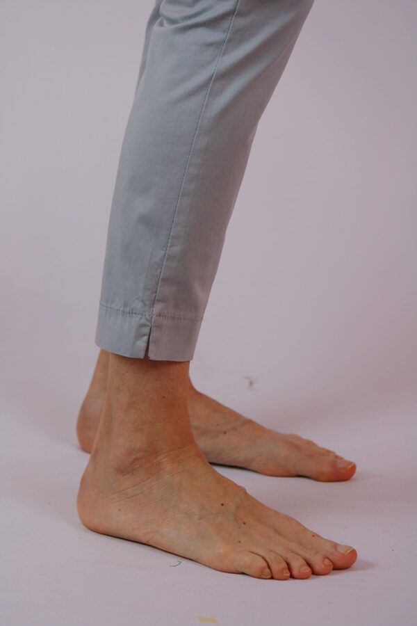 Pantalone in cotone grigio perla strech - immagine 5