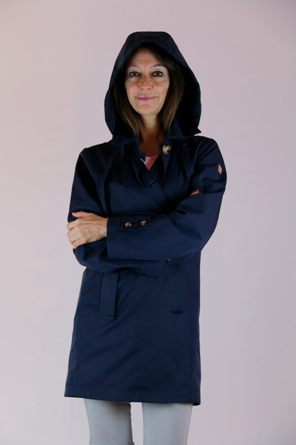 Impermeabile blu con cappuccio - immagine 2