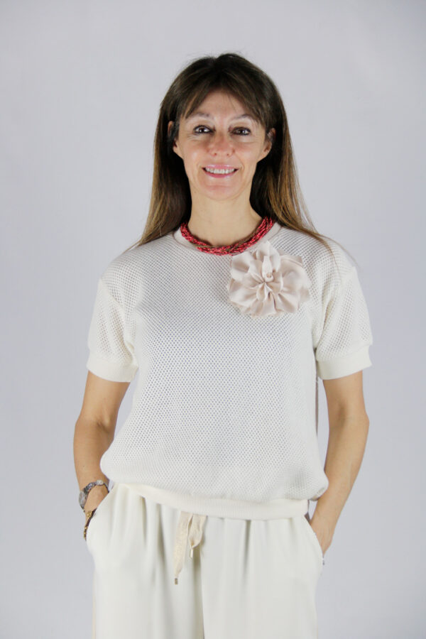 T-shirt cotone traforato avorio con spilla