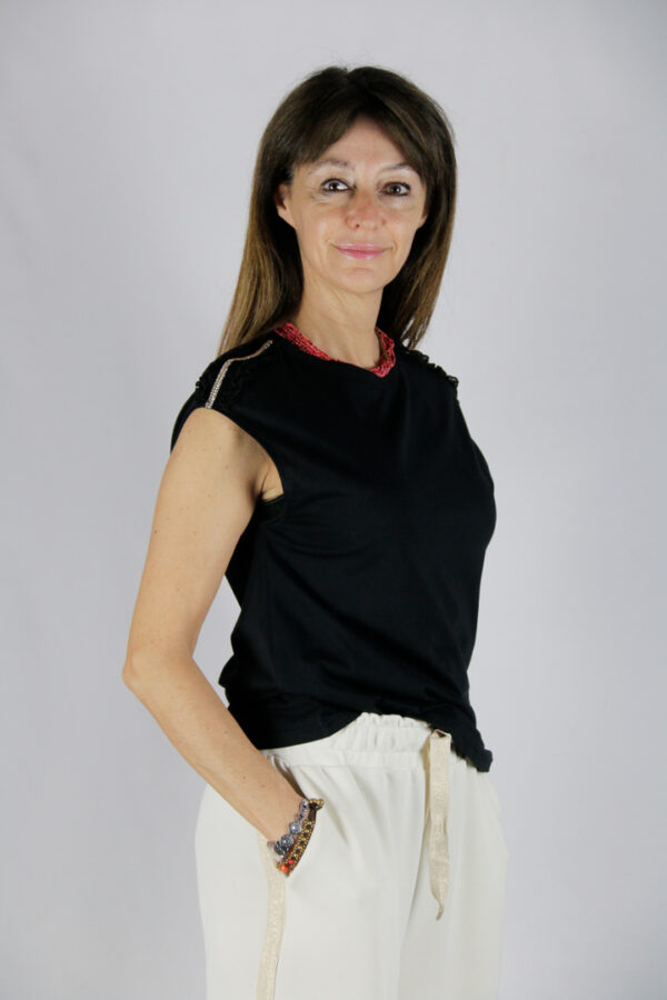 T-shirt cotone con applicazioni - immagine 2