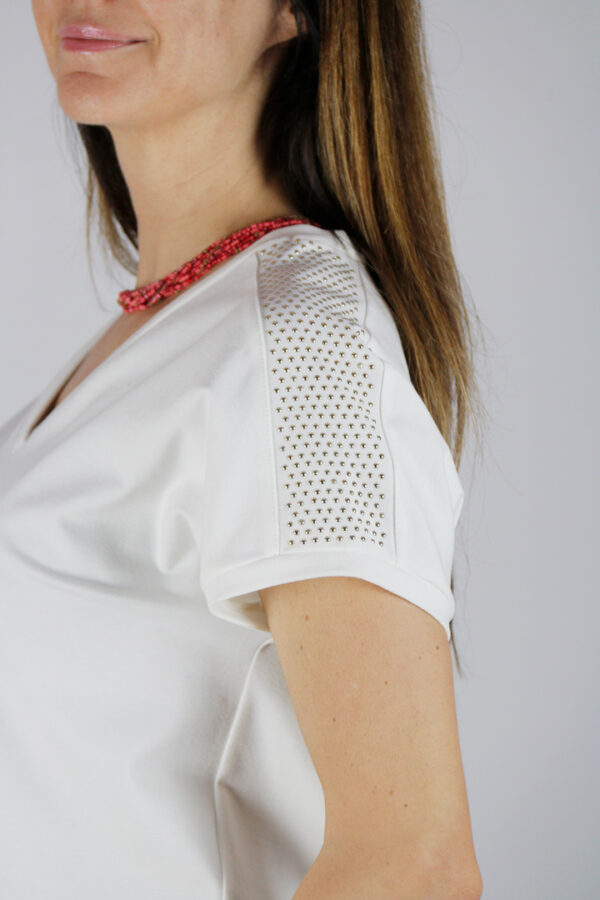 maglietta con borchiette spalle - immagine 3