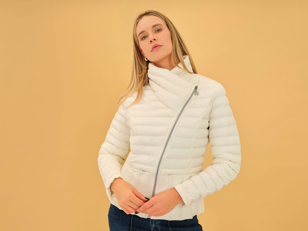 Piumino corto con zip asimmetrica Dolcezza - immagine 2