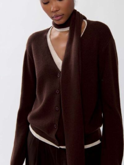 Cardigan bicolore cioccolato/ecrù con sciarpa