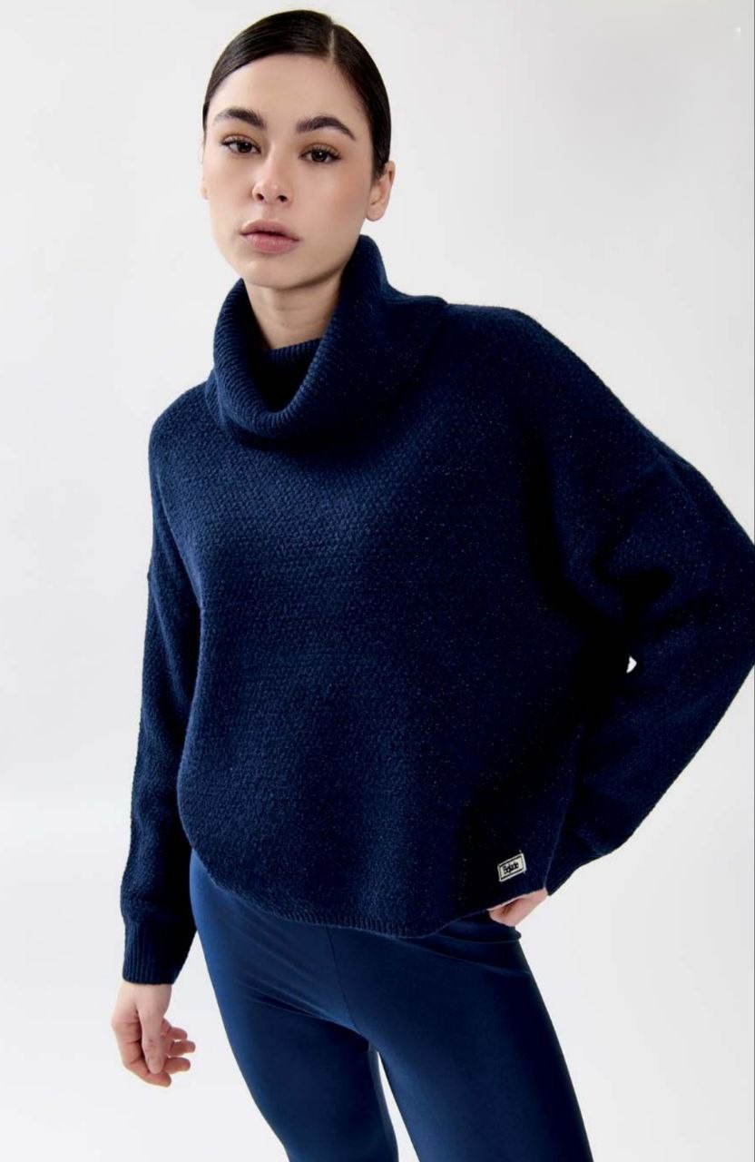 Maglia collo alto blu lurex vestibilità over