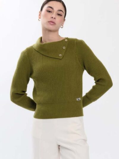Maglia colore avocado con collo tagliato ad anello e bottoncini