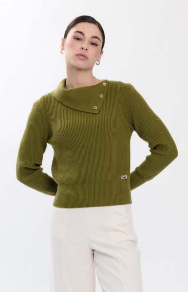 Maglia colore avocado con collo tagliato ad anello e bottoncini