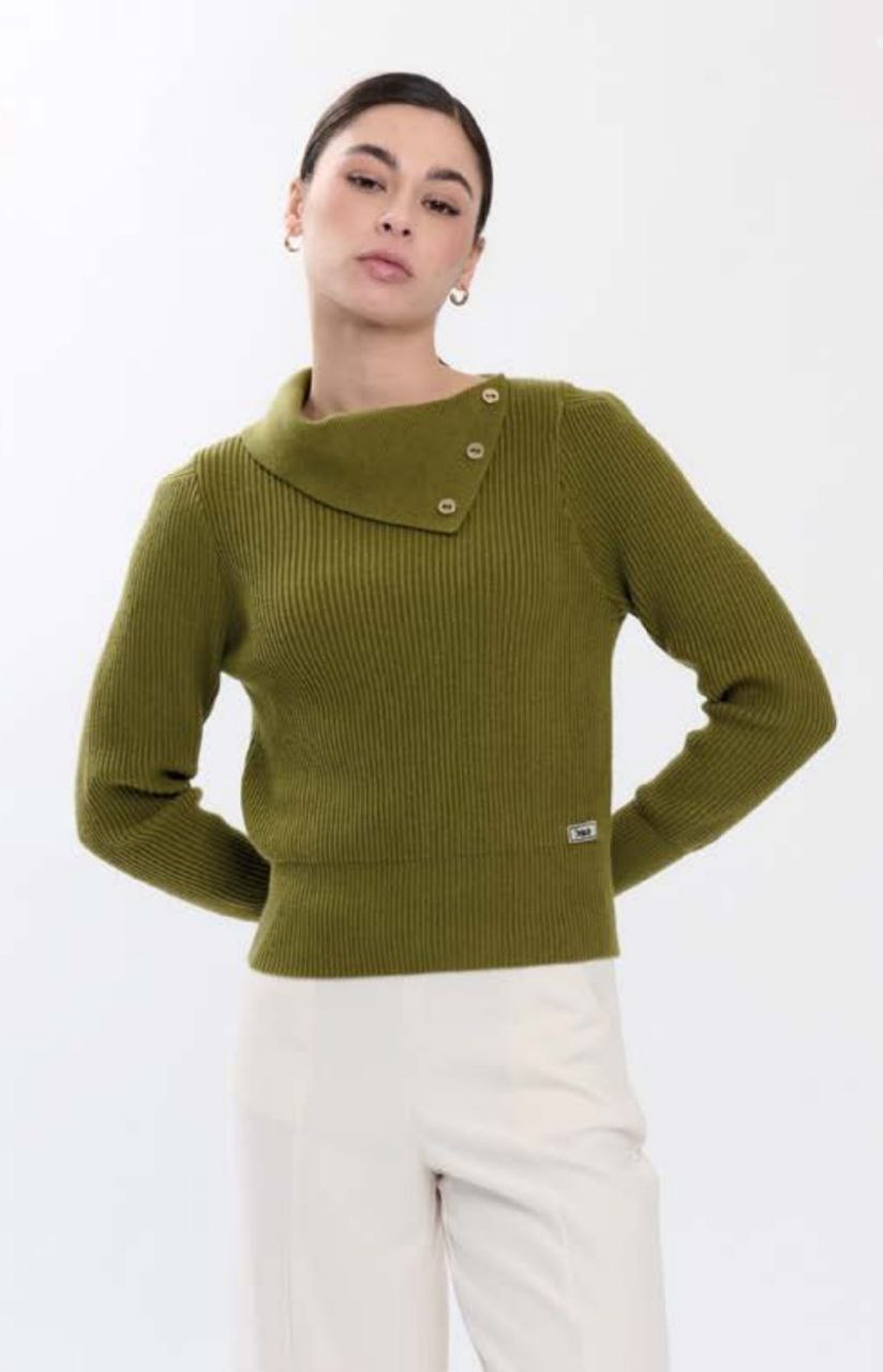 Maglia colore avocado con collo tagliato ad anello e bottoncini