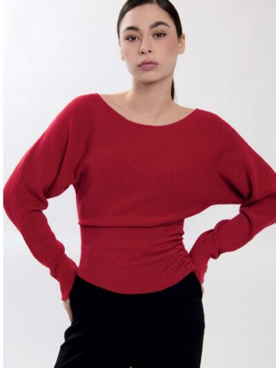 Maglia rosso rubino manica pipistrello pinzata in vita con bottoncini sul fianco.
