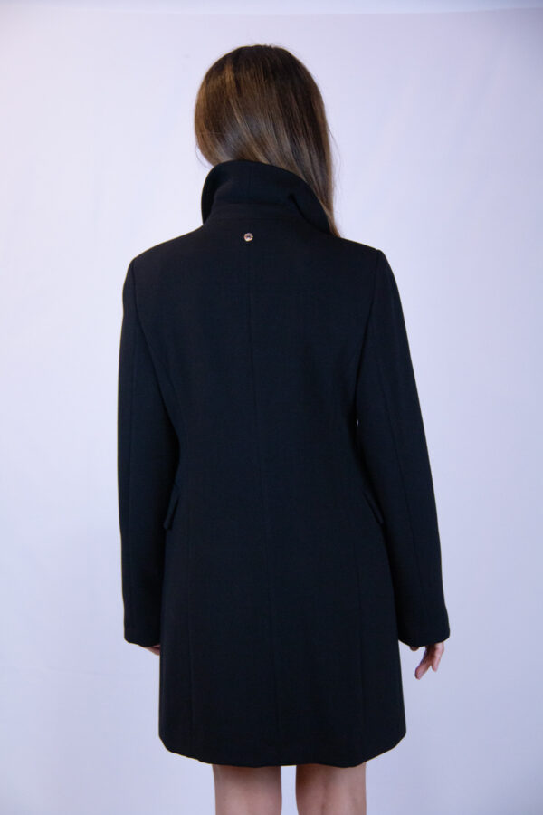 Cappotto nero in tessuto scuba - immagine 5
