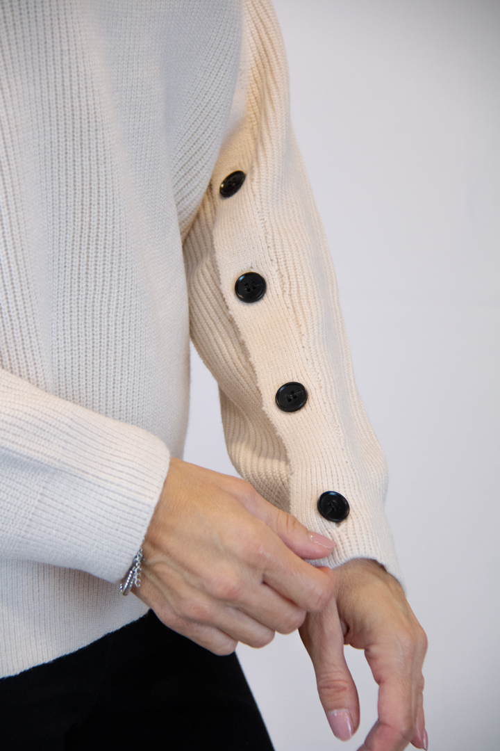 Maglia girocollo bottoncini maniche colore ecrù - immagine 4