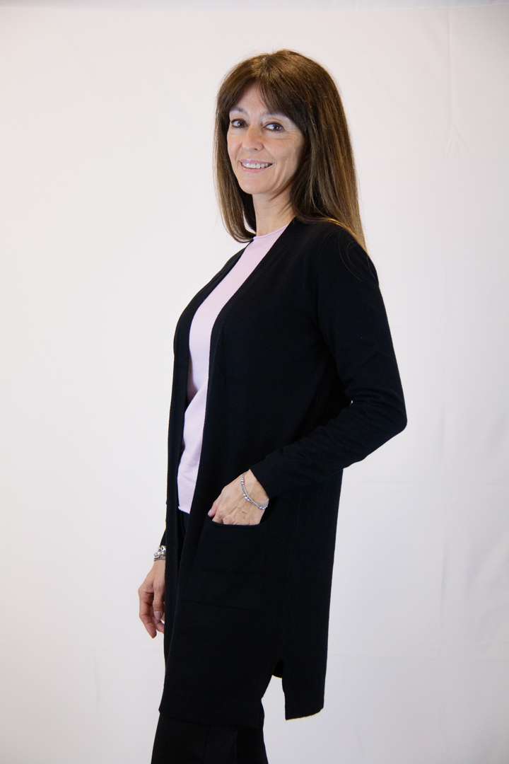 Cardigan nero lungo con tasche - immagine 2