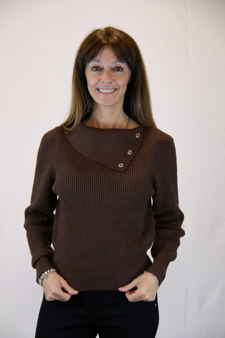 Maglia marrone collo anello con bottoncini