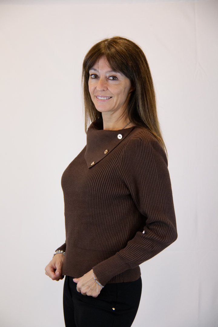 Maglia marrone collo anello con bottoncini - immagine 2