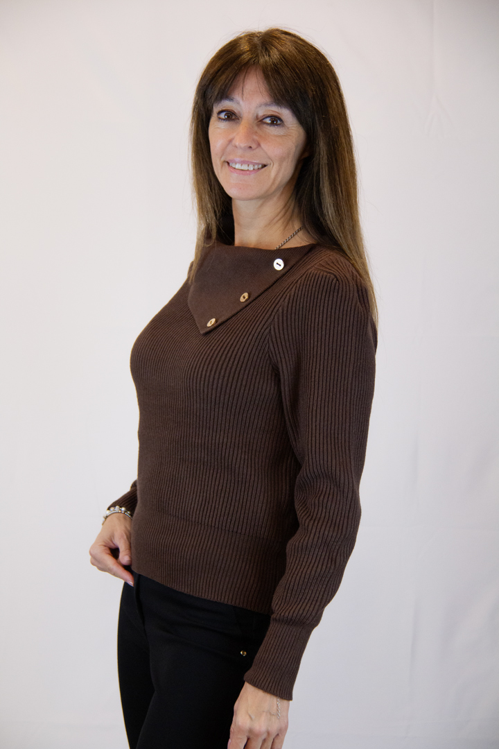 Maglia marrone collo anello con bottoncini - immagine 3
