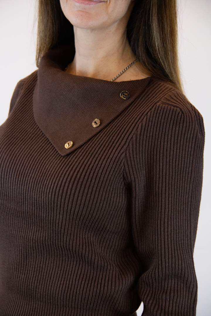 Maglia marrone collo anello con bottoncini - immagine 4