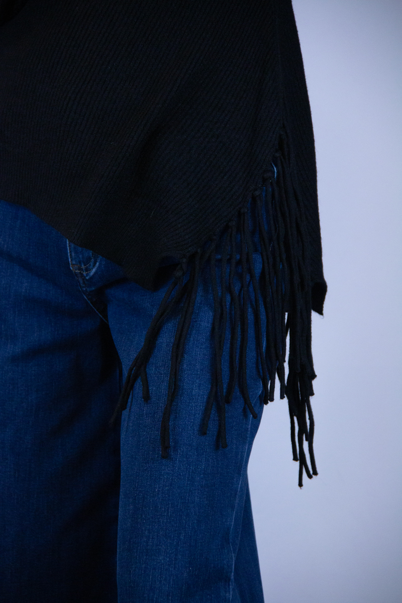 Maglia asimmetrica collo ad anello e frange laterali - immagine 4