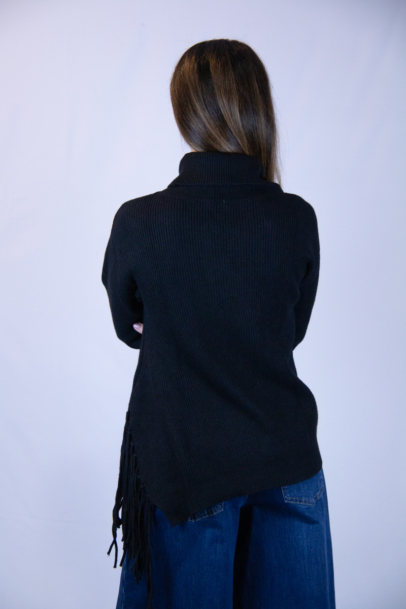 Maglia asimmetrica collo ad anello e frange laterali - immagine 5