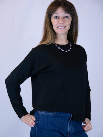 Maglia in lana merinos colore nero asimmetrica