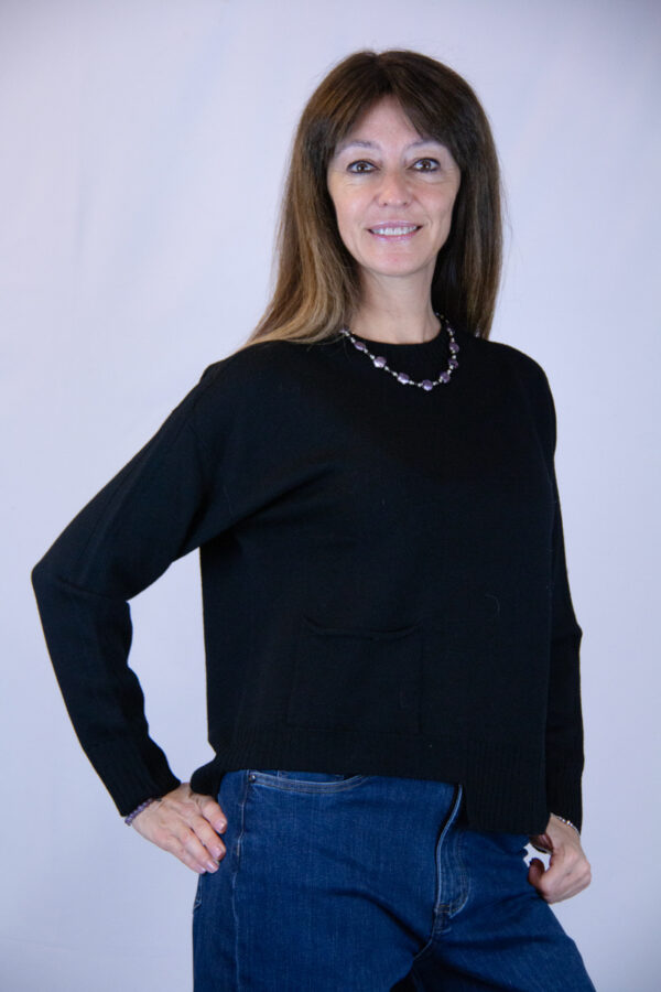 Maglia in lana merinos colore nero asimmetrica