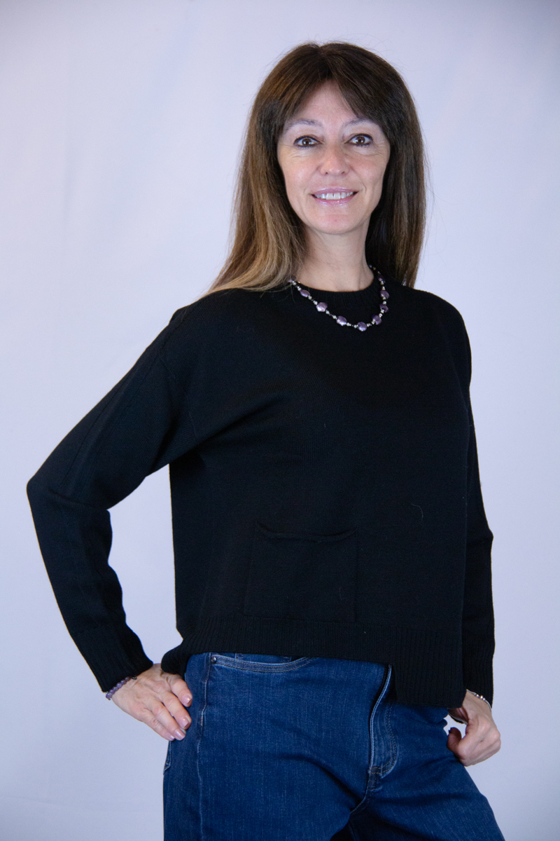 Maglia in lana merinos colore nero asimmetrica