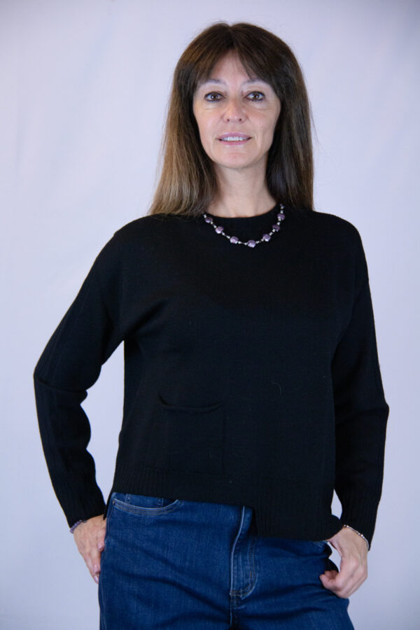 Maglia in lana merinos colore nero asimmetrica - immagine 3