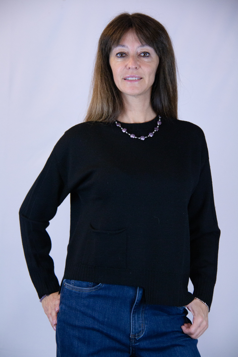 Maglia in lana merinos colore nero asimmetrica - immagine 3