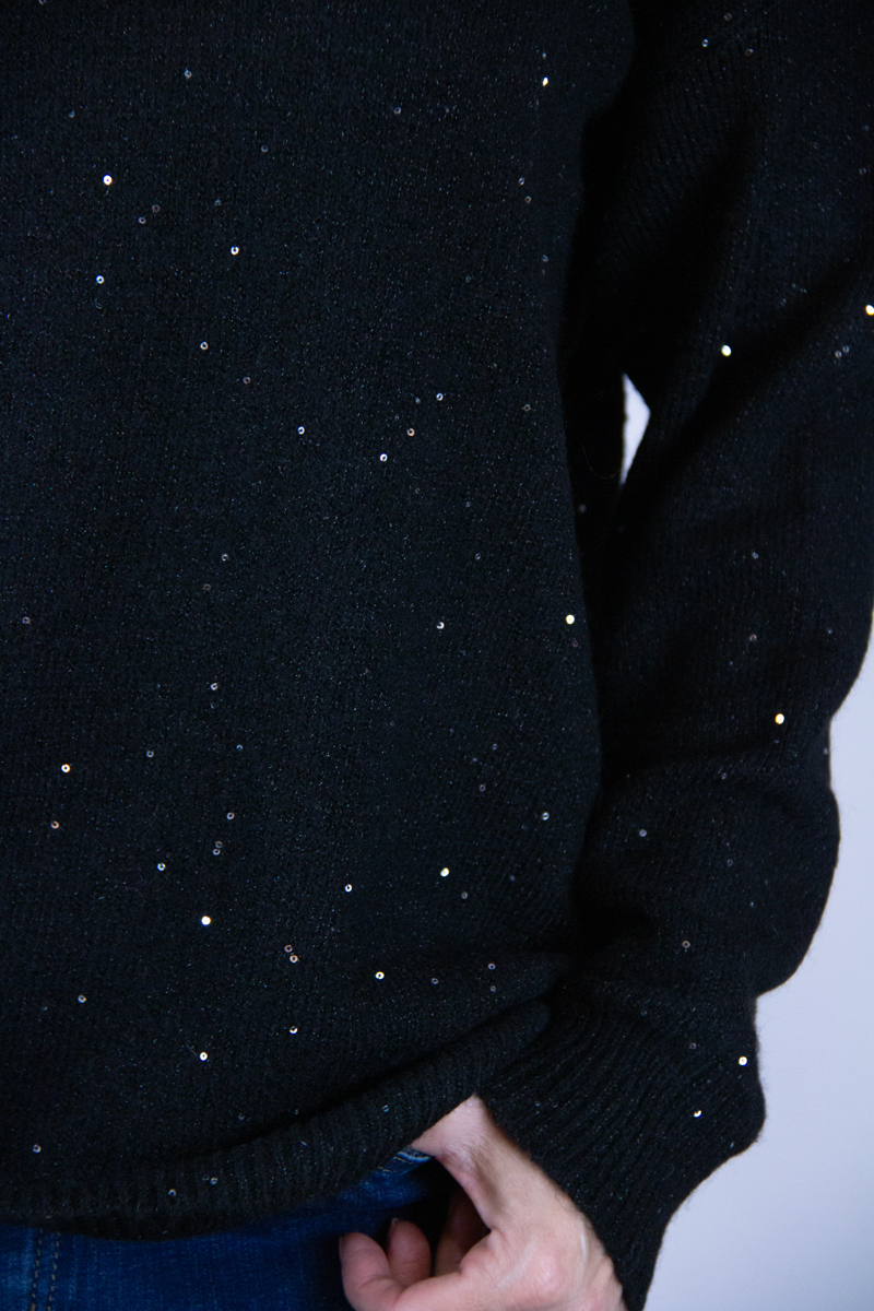 Maglia colore nero con paillettes - immagine 3