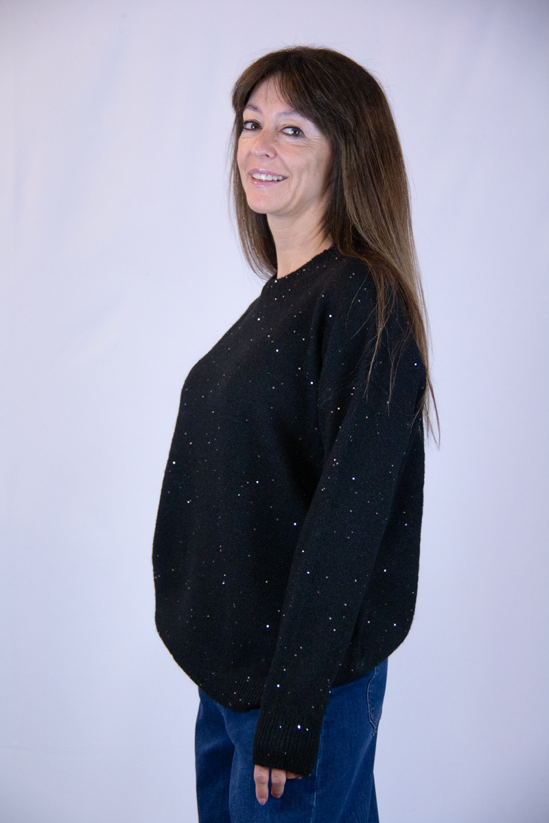 Maglia colore nero con paillettes - immagine 2
