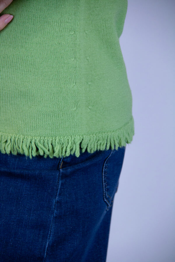 Maglia lana merinos verde prato con frangette - immagine 3