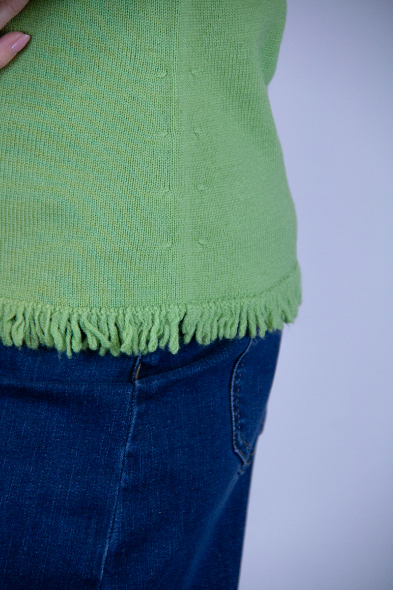 Maglia lana merinos verde prato con frangette - immagine 3