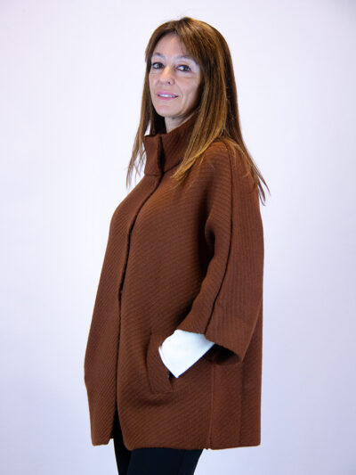 Cappottino corto in maglia colore marrone